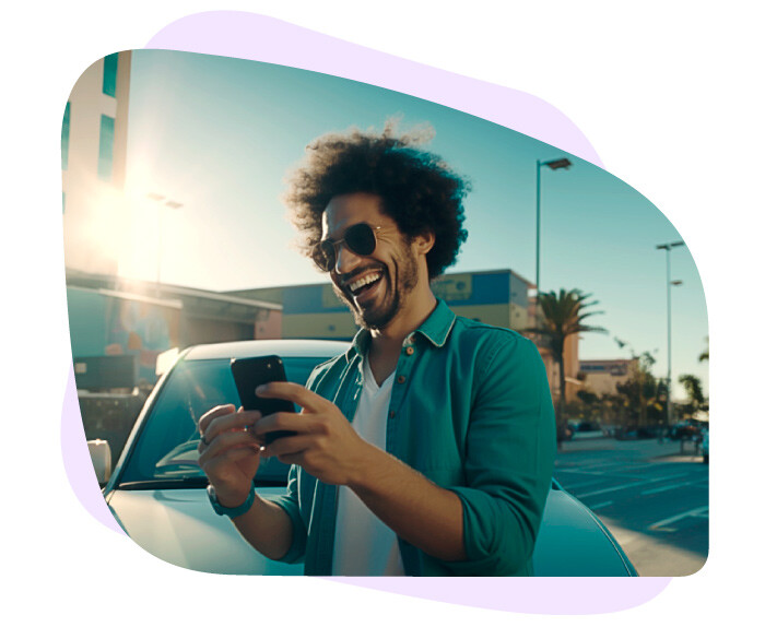 Hombre afro feliz mirando el celular
